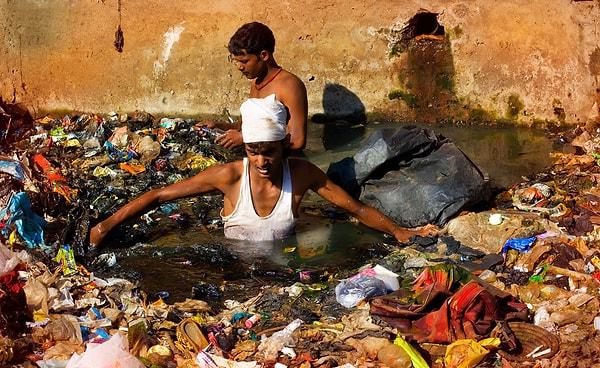 16. Ocak 2013'te Mumbai'de, yasadışı şekilde atık dökülen bir nehri temizlemeye çalışan vatandaşlar.