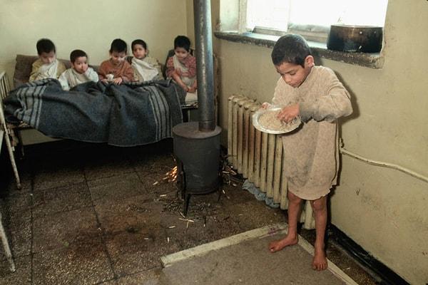 7. Arnavutluk'taki bir sağlık merkezinden bir görüntü. Zihinsel engelli çocuklar bir odada, 1992.