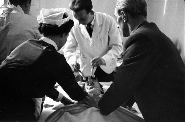12. Bir akıl hastanesinde elektroşok tedavisi uygulanan hasta, 1956.