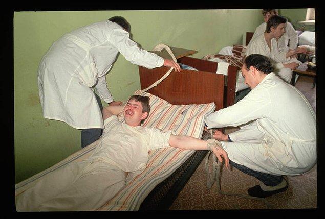 13. Bir hasta yatağa bağlanırken, Moskova, 1992.