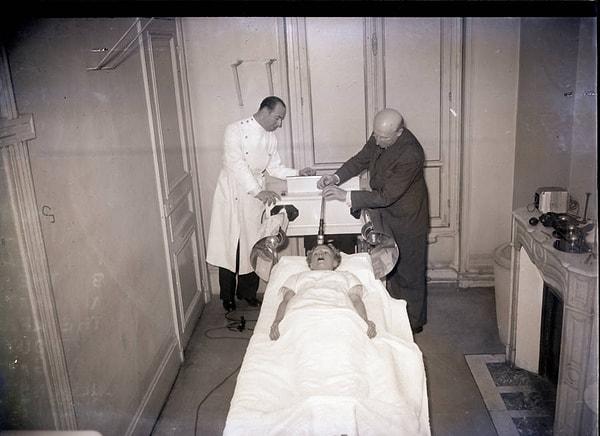21. Radyo dalgalarına dayanan yeni bir tedavi yöntemini hastanın üzerinde deneyen doktorlar, 1938.