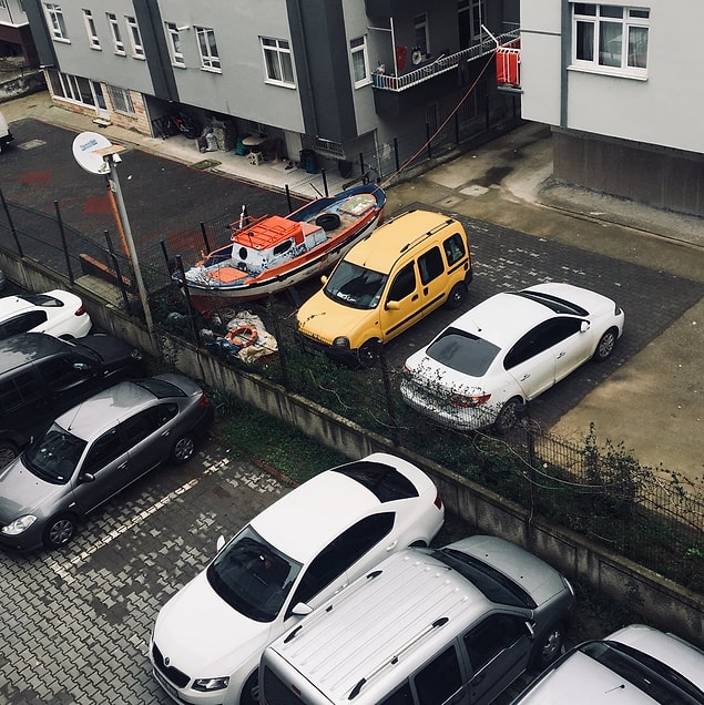 6. Otoparkta bir tekne görmeniz gayet olağandır...