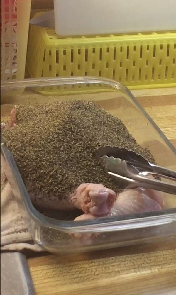 5. Это я добавляю щепотку перца в курицу