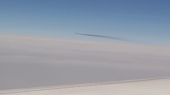 İzmir'den Yunanistan'a Uçan Adamın Bulutların Üstünde Kaydettiği İlginç Görüntü