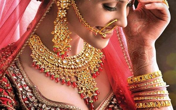 14. Dünyadaki altınların %11'i, Hintli kadınların elinde bulunuyor. Bu oran Amerika, IMF, Almanya ve İsviçre'nin toplam altın miktarından çok daha fazla.