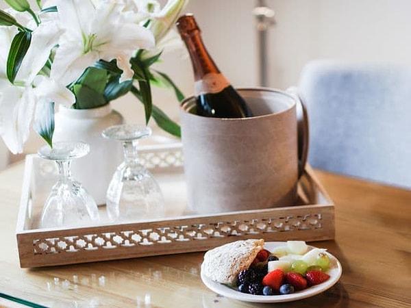 4. Если положить ложку на горлышко открытой бутылки шампанского, это поможет ему дольше оставаться пузыристым.