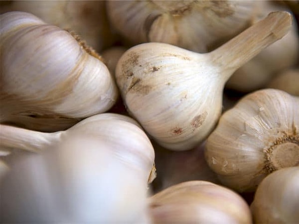 9. Чтобы руки не пахли чесноком после его нарезки, нужно потереть об ладони ложку из нержавеющей стали.