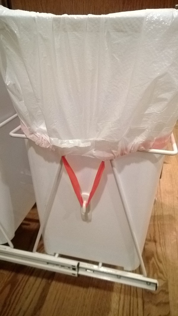 1. Используйте крючки, чтобы мешок для мусора не падал