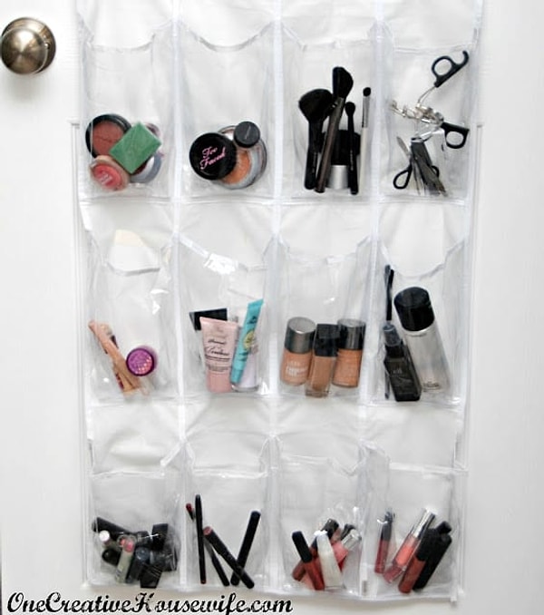 4. Складывайте косметические принадлежности в дверной органайзер