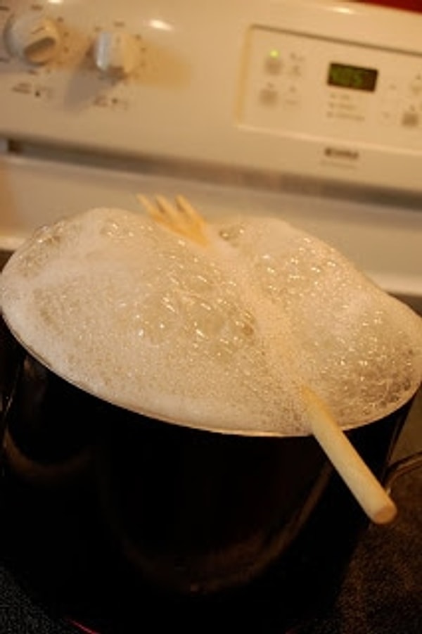 7. Положите деревянную ложку на кастрюлю