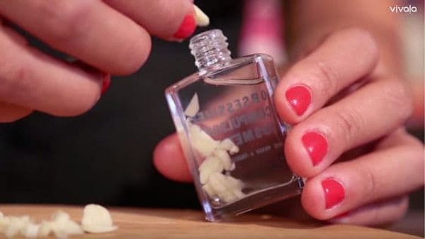 8. Положите чеснок в лак для ногтей для укрепления ногтей