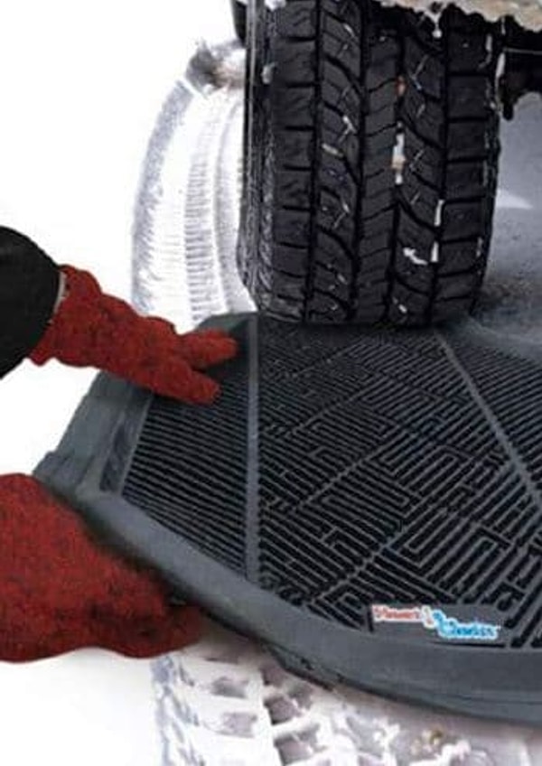9. Используйте резиновый коврик из машины, когда застряли в снегу