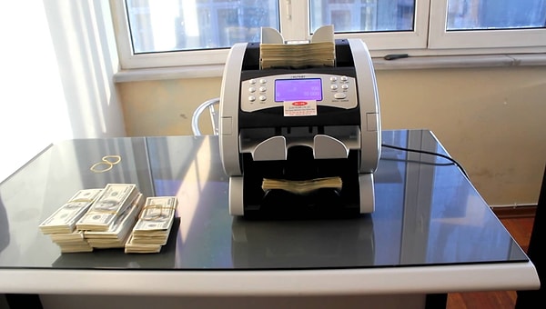 8. Банкомат, отcчитывающий деньги: