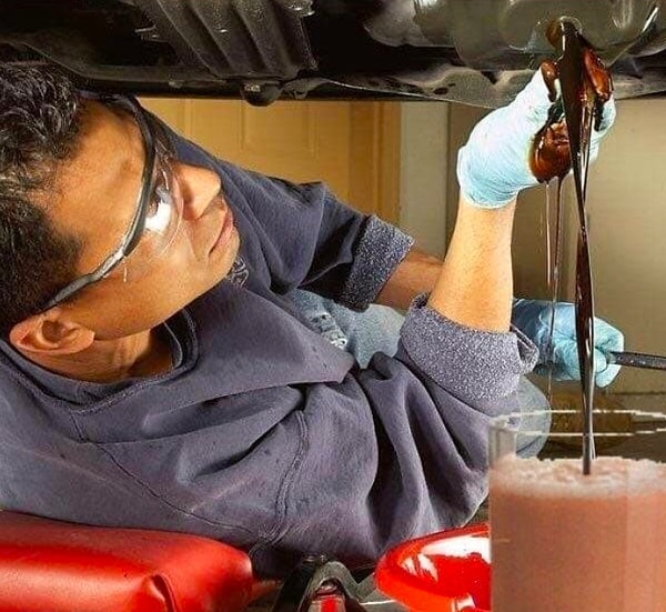 14. Автослесари и не осознают, что в машинах много шоколадного сиропа...
