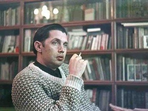 1. "Как много лет во мне любовь спала..." Роберт Рождественский