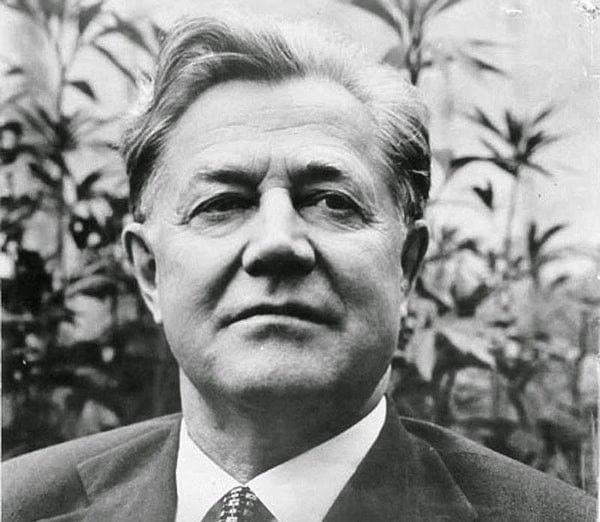 5. "Бьется в тесной печурке огонь..." Алексей Сурков