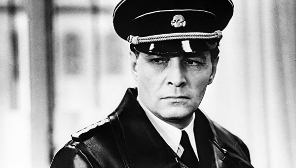 1. Кто изображен на картинке?