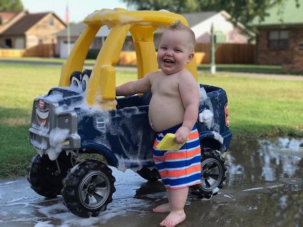 5. "Этот парень точно не будет тратиться на автомойки, когда повзрослеет!"