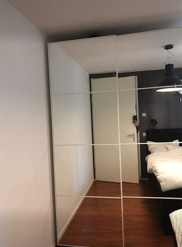 10. Смотреть на попытки сфоткать зеркало из-за двери смешнее, чем если бы продавец сам был в кадре