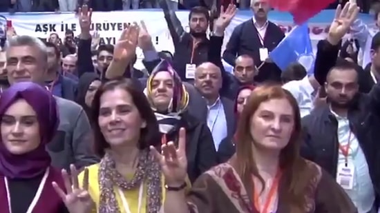 Erdoğan Konuşurken Bozkurt İşareti Yapan Kadının Efsane Geri Vitesi