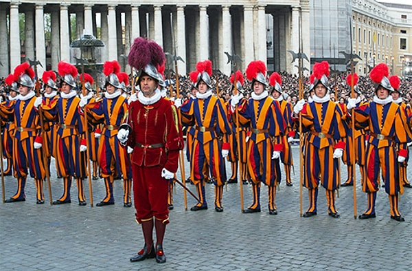 1. Где можно увидеть таких гвардейцев?