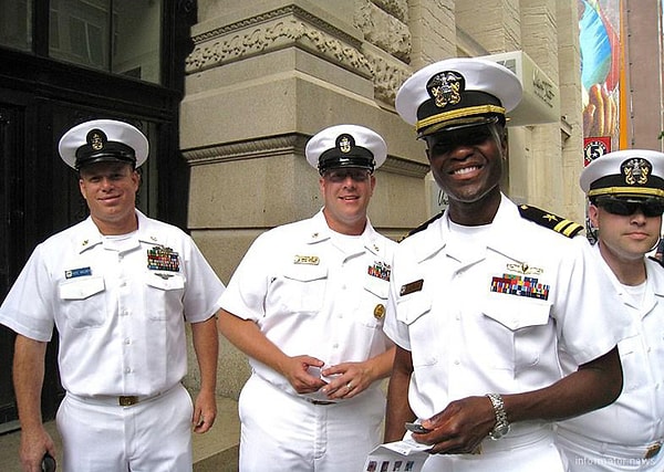 2. А таких моряков можно увидеть в...