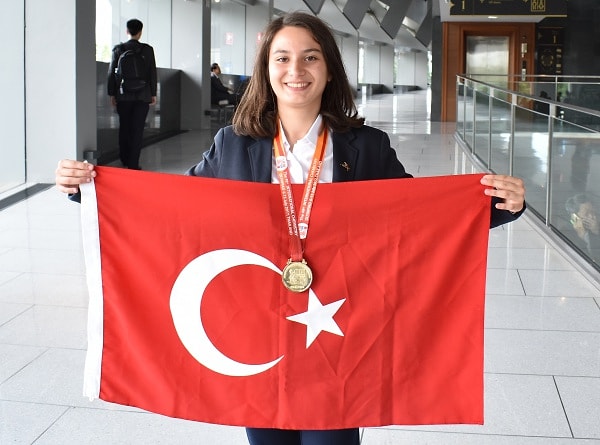 MIT’te aldığı 5 yıllık eğitimin ardından Türkiye’ye döneceğini ve ülkesine hizmet edeceğini söyleyen Ceylan Ceylan, Aziz Sancar gibi bir bilim insanı olmayı istiyor.