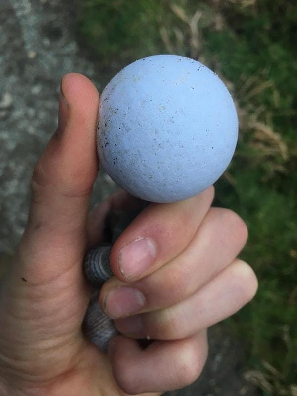 6. Okyanus sayesinde neredeyse pürüzsüz hale gelmiş golf topu