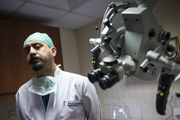 Dünyanın ilk robotik teknoloji ile yapılan beyin cerrahi ameliyatı, uzman doktor Ümit Eroğlu tarafından gerçekleştirildi.