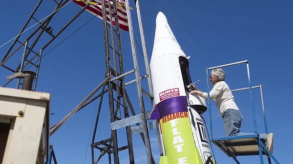 5. Но Майк не отчаялся и, доработав свою ракету, все же взлетел на ней с частной территории.