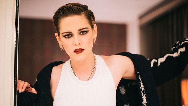 Geçtiğimiz ay ise işte böyle çıktı kameralar karşısına. Platinden dönmüş, bal köpüğü rengindeki balyajlarıyla uzamış pixie modeli Kristen'ı çok daha havalı bir görünüme sokmuş.