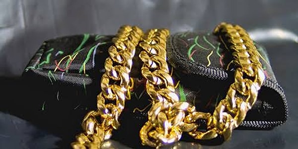 1. Мужчины в золотых часах и цепочках