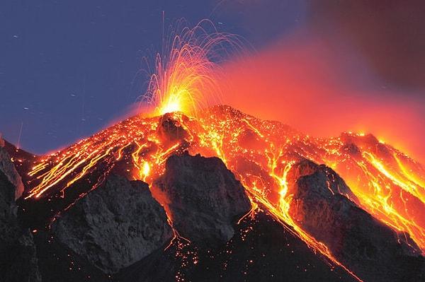 2. Vezüv Yanardağı'nda büyük patlamalar meydana gelecek; zemin her beş saniyede bir sarsılacak ve 6 bin kişi yaşamını yitirecek.