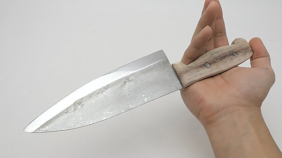 Alüminyum Folyodan Bıçak Yapan Adamın İzlemelere Doyamayacağınız Videosu!