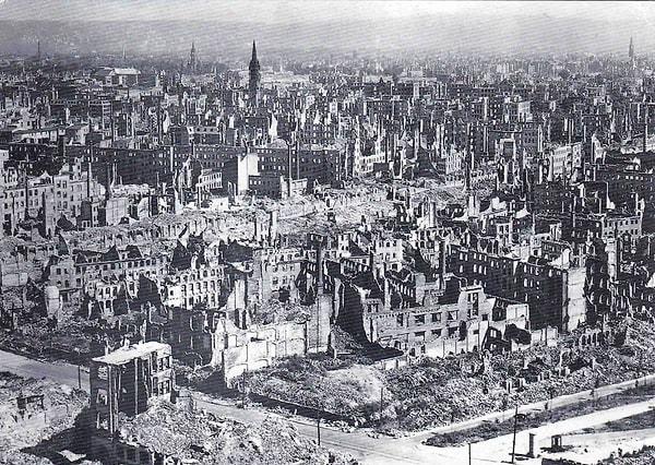 Hiçbir tehlike yahut güvenlik tehdidi yokken, sırf gözdağı vermek için yüzde doksanı yerle bir olan Dresden şehri böyle görülüyordu bombalama sonrasında.