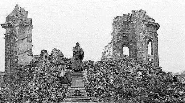 Kral Augustus'un tarihin narin bir hediyesi olarak gördüğü Dresden bombardımanı sonrası İngiltere cephesi önce zafer, yıllar sonrasında utanç yaşadı.