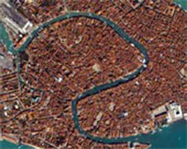 3. Какой город сфотографирован со спутника?