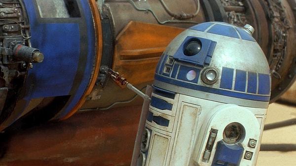 7. R2-D2'nun normalde replikleri vardı ve konuşabiliyordu.