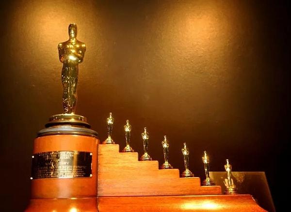 12. 'Pamuk Prenses ve Yedi Cüceler'e verilen Oscar heykelciği, 7 adet cüce heykelcikle beraber geldi.