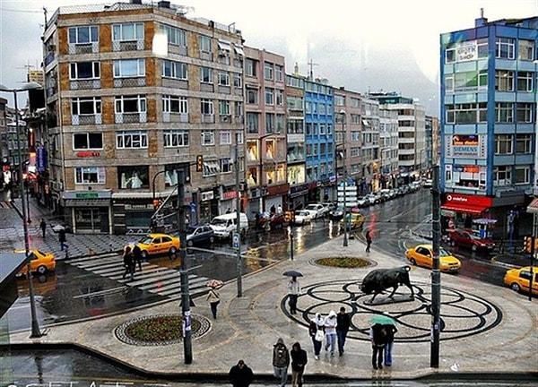 18. İstanbul'da en az genç ve en fazla 65 yaş üzeri nüfusun olduğu ilçe Kadıköy'dür.