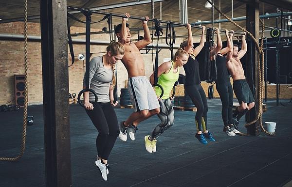 Ayrıca CrossFit’i herkes rahatlıkla yapabilir fakat antrenmanların ağırlığı nedeniyle, fitness geçmişinizin olmasında yarar var.