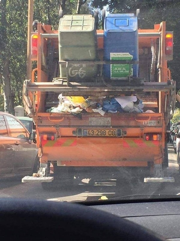 1. Человек, который это увидел, всю жизнь сортировал мусор...