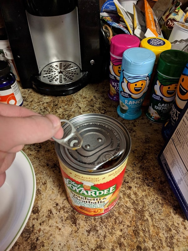 7. Этот человек пришел после тяжелого рабочего дня, и у него была только эта банка