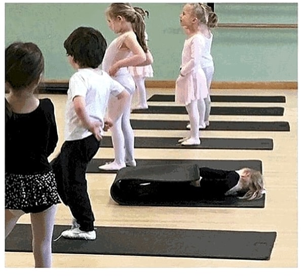 10. Эта девочка знает, когда самое время прилечь отдохнуть