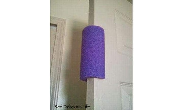 10. Приделайте кусок поролона к острым углам