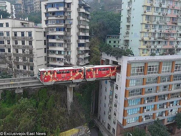 2. Chongqing, Çin'de; içinde insanlar yaşayan bir binadan tren geçiyor. 😱