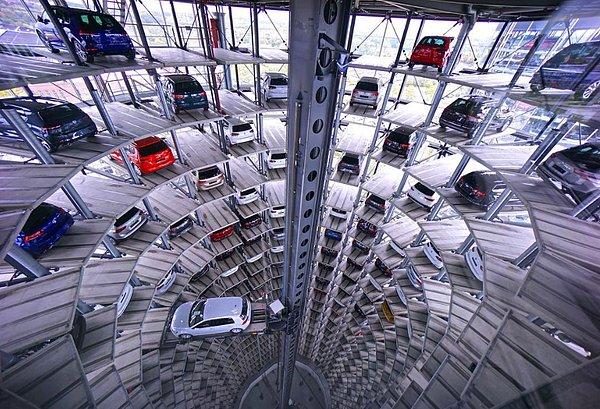13. Volkswagen fabrikasının deposunda bekleyen hazır arabalar.
