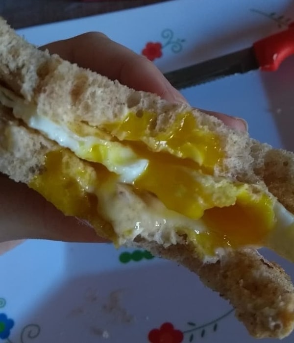 9. Честно говоря, этому сэндвичу не нужен ни кетчуп, ни майонез, ведь есть старый добрый яичный желток, который выполнит всю работу ❤️