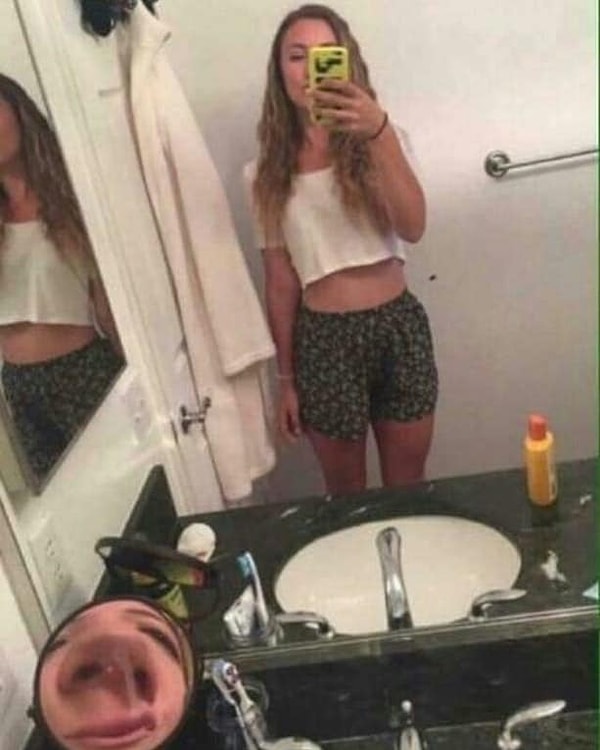 1. У каждого из нас есть часть тела, которая выделяется на фоне всех остальных (неважно, в плохом или в хорошем смысле этого слова). Так вот у этой девушки такой частью явно является нос...