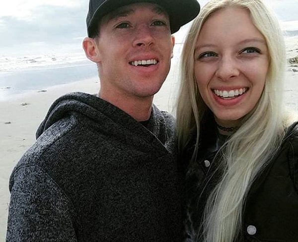 1. Ливай Блисс и Элисон Бэрон из Уиннемакки, Невада, США, недавно решили пожениться. До этого они встречались в течение двух лет.